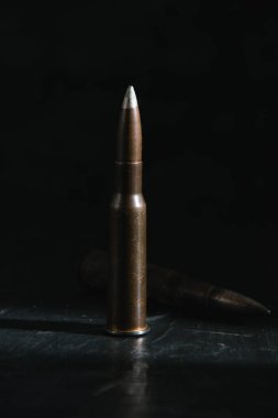 Karanlık bir arka planda fişek. Modern silahlanma ve savaş kavramı..