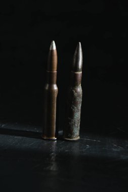 Arka planda yakın plan çekilmiş iki eski fişek. Modern silah ve savaş kavramı.