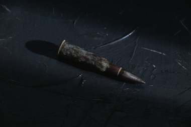 Arka planda koyu bir kartuş var. Ukrayna 'da modern silahlanma ve savaş kavramı.