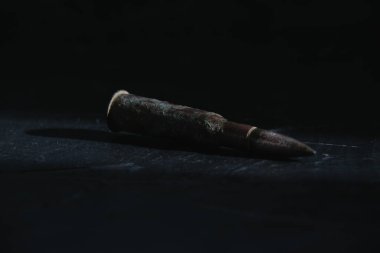 Arka planda koyu bir kartuş var. Ukrayna 'da modern silahlanma ve savaş kavramı.