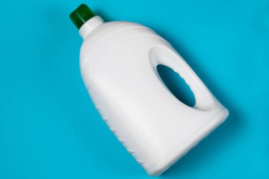 Turkuaz arka planda jöleli ya da kremli beyaz şişe..