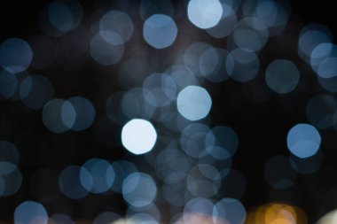 Noel çelengi, renkli ışıklandırmalı şenlikli arka plan.