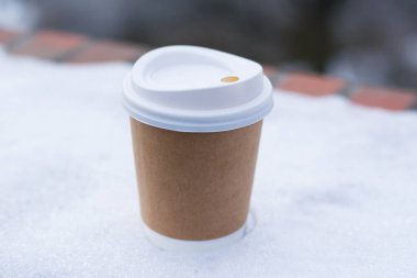 Kahve, bulutlu ve soğuk havada çevre dostu bir kağıt bardağa gidecek. Kışın ılık bir içecek..