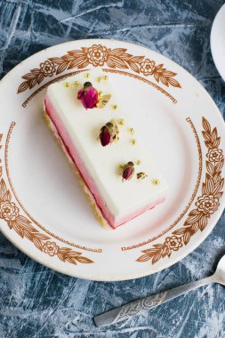 Gri arka plandaki antika tabakta lezzetli geyik pastası..