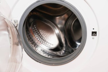 Beyaz çamaşır makinesi, davul çamaşır makinesi. Kapat..