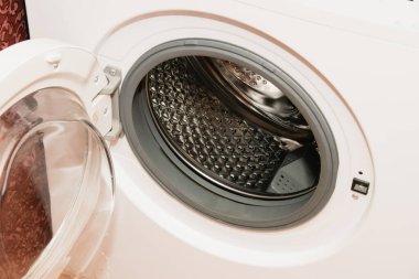 Beyaz çamaşır makinesi, davul çamaşır makinesi. Kapat..