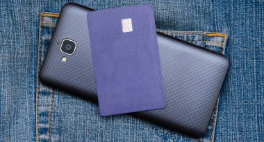 Koyu mavi kotun arka cebinde akıllı telefon ve banka kartı var..