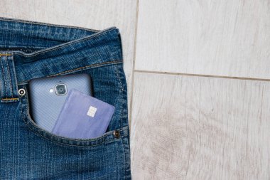 Banka kartı ve akıllı telefon açık ahşap arka planda kot pantolon cebinde, boşluğu sağ ile kopyala.