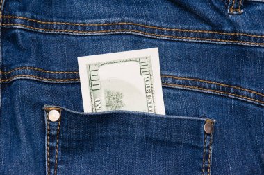 Mavi kot pantolonun cebindeki dolarları kapat..