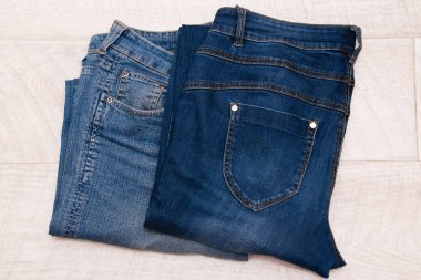 Açık tahta arka planda koyu mavi kadın pantolonu..