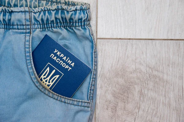 ジーンズポケットにウクライナの国際パスポート ウクライナと戦争からの難民の概念 — ストック写真