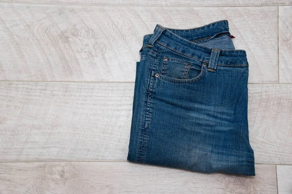 Dunkelblaue Jeans Für Frauen Auf Hellem Holzhintergrund — Stockfoto