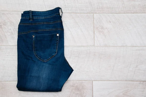 Mörkblå Kvinnors Jeans Ljus Trä Bakgrund — Stockfoto