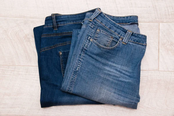 Mörkblå Kvinnors Jeans Ljus Trä Bakgrund — Stockfoto