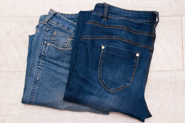 Dunkelblaue Jeans Für Frauen Auf Hellem Holzhintergrund — Stockfoto