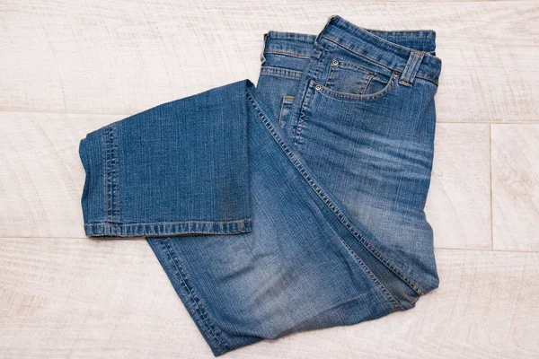 Mörkblå Kvinnors Jeans Ljus Trä Bakgrund — Stockfoto