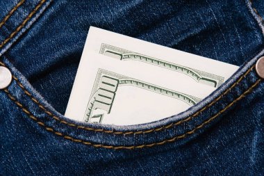 Mavi kot pantolonun cebindeki dolarları kapat..