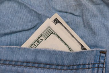 Mavi kot pantolonun cebindeki dolarları kapat..