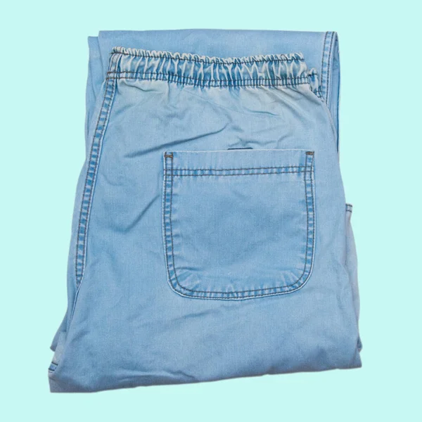 Alte Jeans Isoliert Auf Blauem Hintergrund Mit Kopierraum — Stockfoto