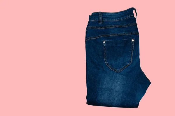 Calça Jeans Velha Isolada Fundo Rosa Com Espaço Cópia — Fotografia de Stock