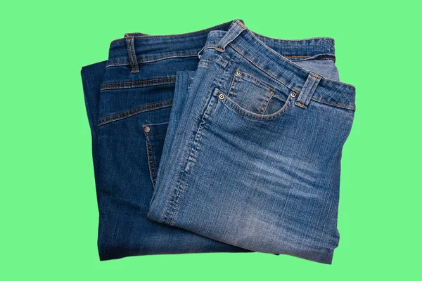 Jeans Vecchi Isolati Sfondo Verde Brillante Con Spazio Copia — Foto Stock