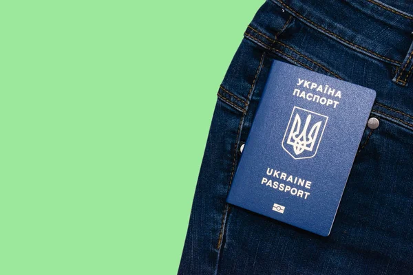 Passaporto Internazionale Jeans Isolati Sfondo Verde Con Spazio Copia — Foto Stock