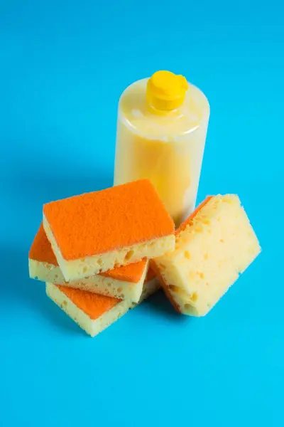 Líquido Lavagem Pratos Uma Garrafa Plástico Transparente Esponjas Limpeza Amarelas — Fotografia de Stock