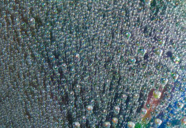 Su damlaları yaklaşıyor. Metin için alanı olan parlak eğimli arkaplan.