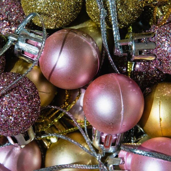 Weihnachten Hintergrund Viele Weihnachtskugeln Gelb Und Lila Verziert — Stockfoto