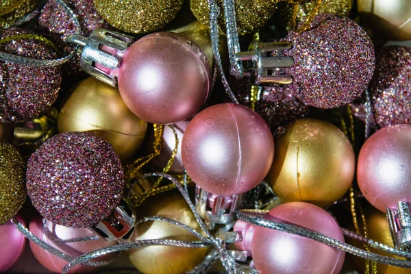 Kerst Achtergrond Veel Kerstballen Versierd Geel Paars — Stockfoto