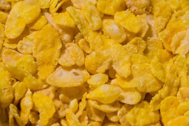 Lezzetli mısır gevrekleri, yakın çekim, kopyalama alanı olan sarı desenli yiyecek arka planı..