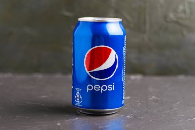 Ukrayna, Chernihiv, 23 Haziran 2022: Pepsi bir kavanozda Gri arkaplanda yakın plan.