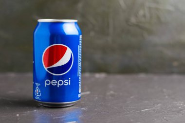Ukrayna, Chernihiv, 23 Haziran 2022: Pepsi bir kavanozda Gri arkaplanda yakın plan.