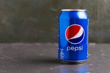 Ukrayna, Chernihiv, 23 Haziran 2022: Pepsi bir kavanozda Gri arkaplanda yakın plan.