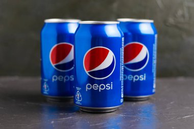 Ukrayna, Chernihiv, 23 Haziran 2022: Gri arka planda birkaç kutu soda Pepsi.