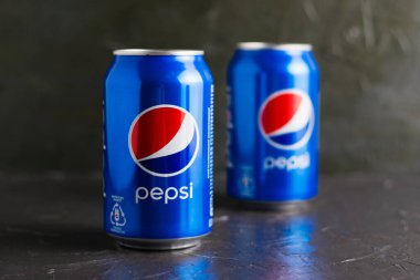 Ukrayna, Chernihiv, 23 Haziran 2022: Gri arka planda birkaç kutu soda Pepsi.