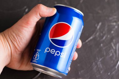 Ukrayna, Chernihiv, 23 Haziran 2022: Koyu gri arka planda bir kavanoz soğuk Pepsi.