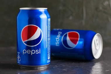 Ukrayna, Chernihiv, 23 Haziran 2022: Gri arka planda birkaç kutu soda Pepsi.
