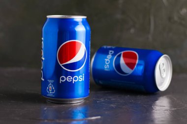 Ukrayna, Chernihiv, 23 Haziran 2022: Gri arka planda birkaç kutu soda Pepsi.
