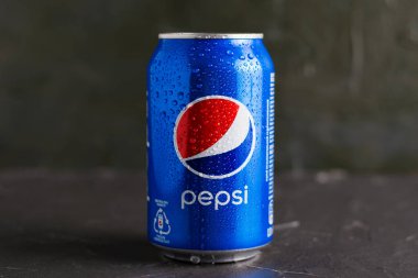Ukrayna, Chernihiv, 23 Haziran 2022: Gri arka planda soğuk Pepsi kavanozu.