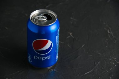 Ukrayna, Chernihiv, 23 Haziran 2022: Gri arka planda soğuk bir içecek olan Pepsi ile açık kavanoz.