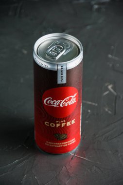 Ukrayna, Chernihiv, 23 Haziran 2022: Koyu gri arka planda bir kavanoz Coca Cola yakın çekim.