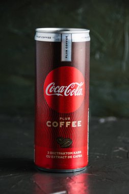 Ukrayna, Chernihiv, 23 Haziran 2022: Koyu gri arka planda bir kavanoz Coca Cola yakın çekim.