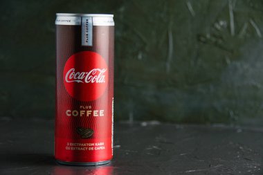 Ukrayna, Chernihiv, 23 Haziran 2022: Koyu gri arka planda bir kavanoz Coca Cola yakın çekim.