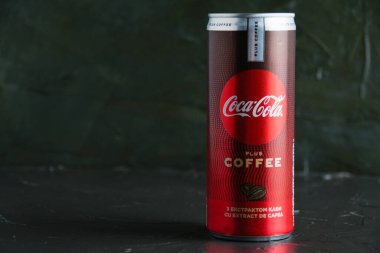 Ukrayna, Chernihiv, 23 Haziran 2022: Koyu gri arka planda bir kavanoz Coca Cola yakın çekim.