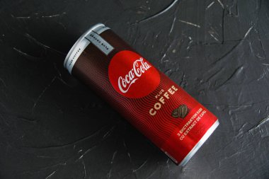 Ukrayna, Chernihiv, 23 Haziran 2022: Koyu gri arka planda bir kavanoz Coca Cola yakın çekim.