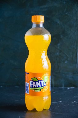 Ukrayna, Chernihiv, 23 Haziran 2022: Gri arka planda markalı plastik bir şişede Fanta içkisi.