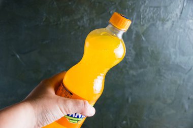 Ukrayna, Chernihiv, 23 Haziran 2022: Gri arka planda markalı plastik bir şişede Fanta içkisi.