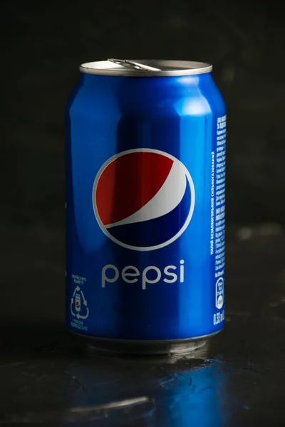 Ukraina Czernihów Czerwca 2022 Otwarty Słoik Zimnym Napojem Pepsi Szarym — Zdjęcie stockowe