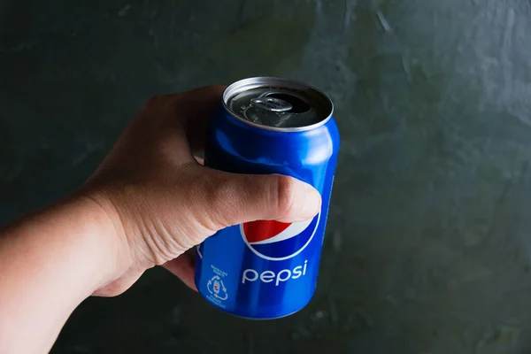 Украина Чернигов Июня 2022 Года Открытая Банка Холодным Напитком Pepsi — стоковое фото